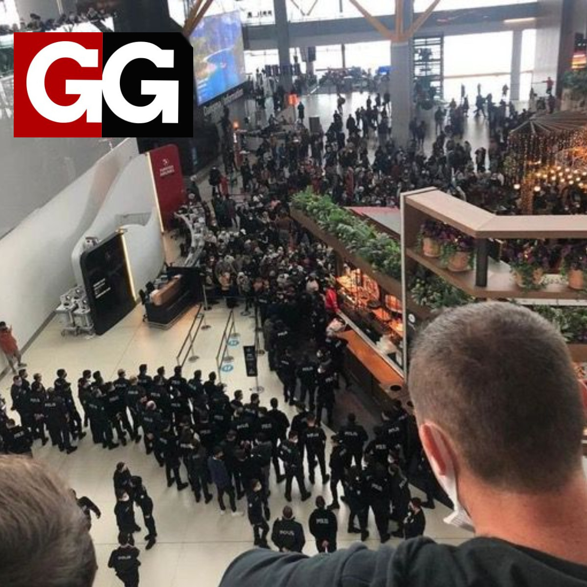 Erdoğan, 'dünya çapında bir şaheser' demişti: Mahsur kalan turistler İstanbul Havalimanı'nda isyan etti - Resim : 1