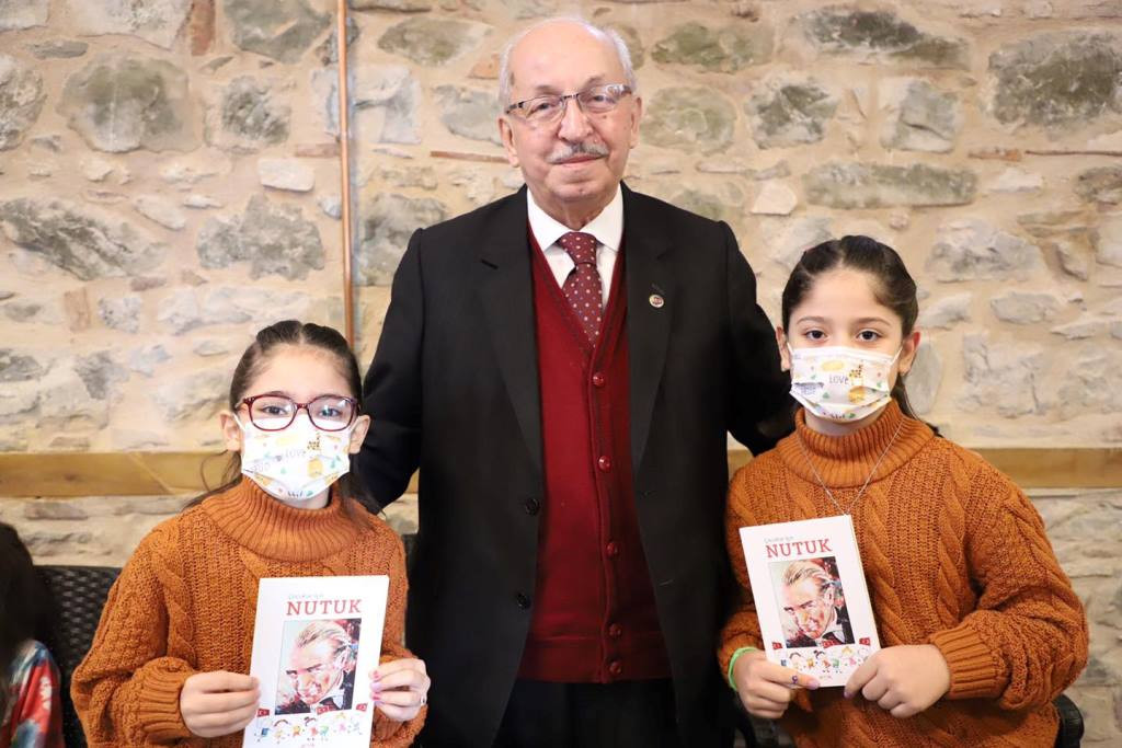 Öğrencilerle bir araya gelen Tekirdağ Büyükşehir Belediye Başkanı Kadir Albayrak Nutuk hediye etti - Resim : 1