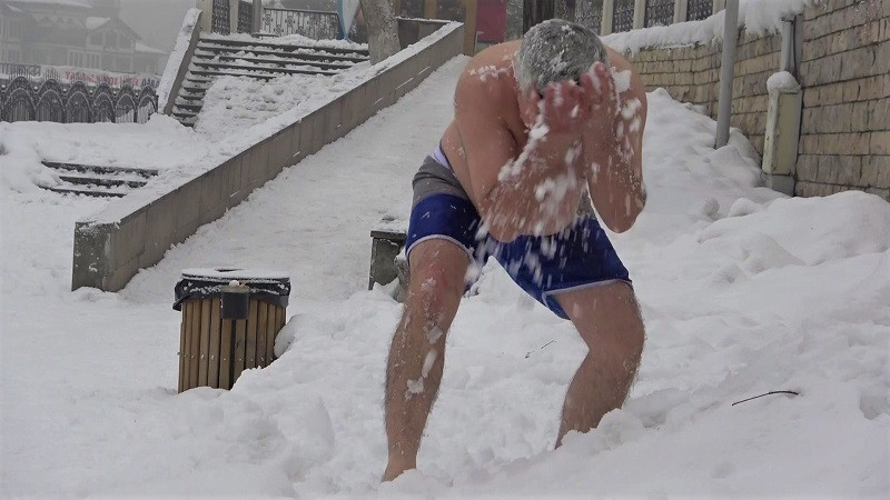 'Çılgın Dönerci'nin kar banyosu: 'Çılgın Dondurmacı'yı da davet etti! - Resim : 2