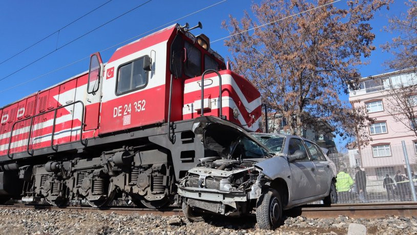 Ankara'da tren otomobile çarptı: Ölü ve yaralılar var - Resim : 1