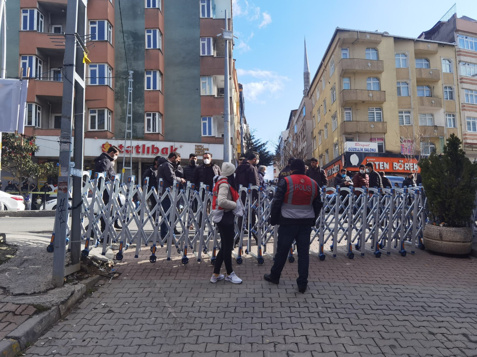 Gazi Mahallesi Birsen Kars'ın cenazesi nedeniyle abluka altında - Resim : 2