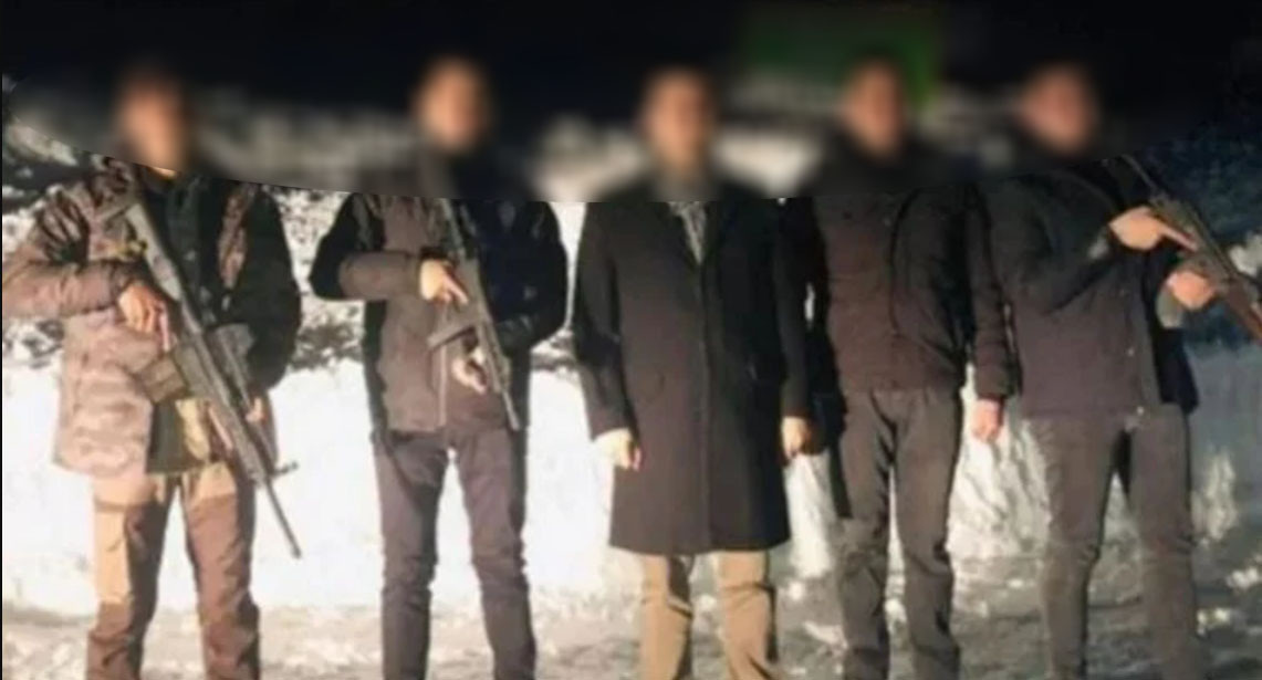 Fatih Maçoğlu'ndan kaymakamın Düzgün Baba Cemevi önündeki silahlı fotoğrafına tepki - Resim : 1