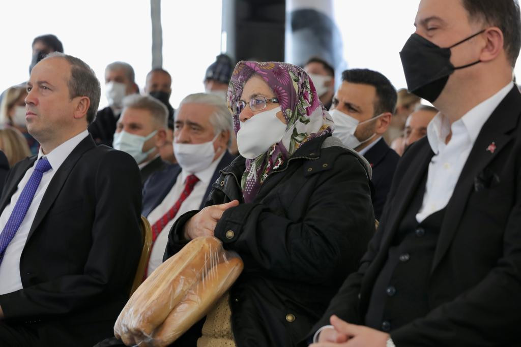 İmamoğlu ayakta kalan kadını görünce konuşmasını kesti, kendi yerini verdi - Resim : 1