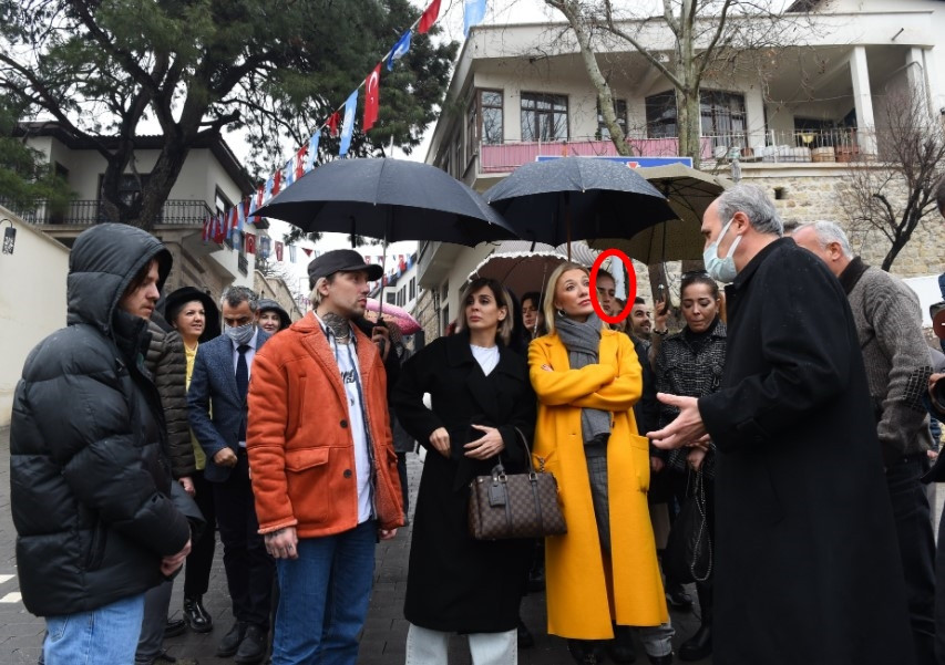 Kültür Bakanı'nın eşi Pervin Ersoy, polise şemsiye tutturup çantasını taşıttı! - Resim : 2