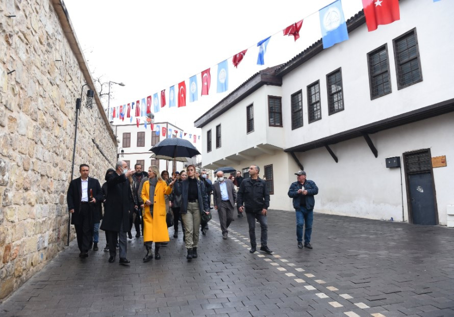 Kültür Bakanı'nın eşi Pervin Ersoy, polise şemsiye tutturup çantasını taşıttı! - Resim : 3