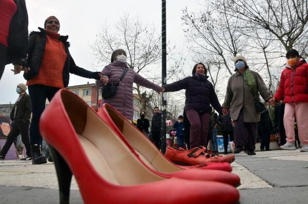 Kadınlar Türkiye'nin dört bir yanında meydanlarda haykırıyor: 'Asla yalnız yürümeyeceksin' - Resim : 1