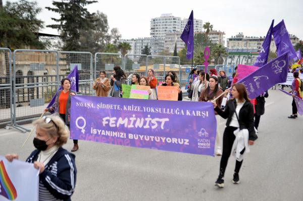 Kadınlar Türkiye'nin dört bir yanında meydanlarda haykırıyor: 'Asla yalnız yürümeyeceksin' - Resim : 3