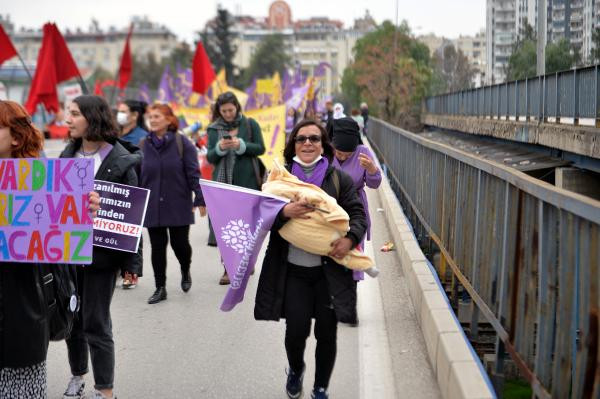 Kadınlar Türkiye'nin dört bir yanında meydanlarda haykırıyor: 'Asla yalnız yürümeyeceksin' - Resim : 4