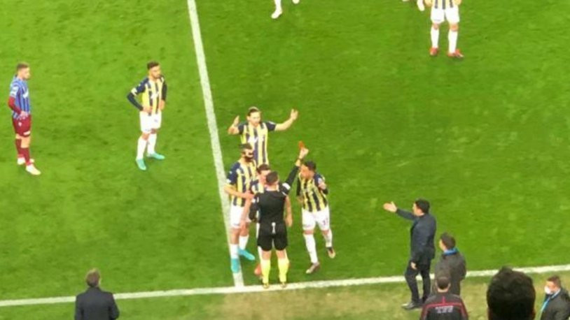 Fenerbahçe-Trabzonspor maçında İrfan Can Kahveci 'ye kırmızı kart