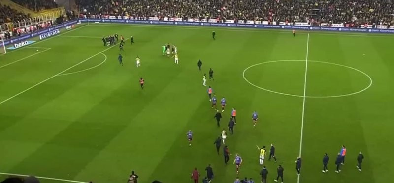 Sahaya giren taraftardan hakem Zorbay Küçük'ü Fenerbahçeli futbolcular korudu - Resim : 1