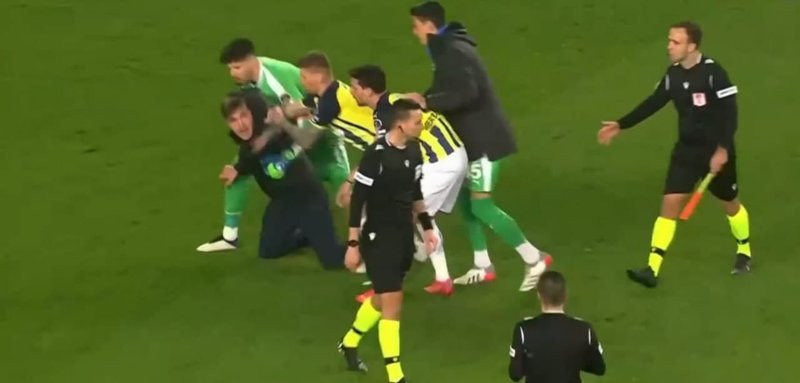 Sahaya giren taraftardan hakem Zorbay Küçük'ü Fenerbahçeli futbolcular korudu - Resim : 2