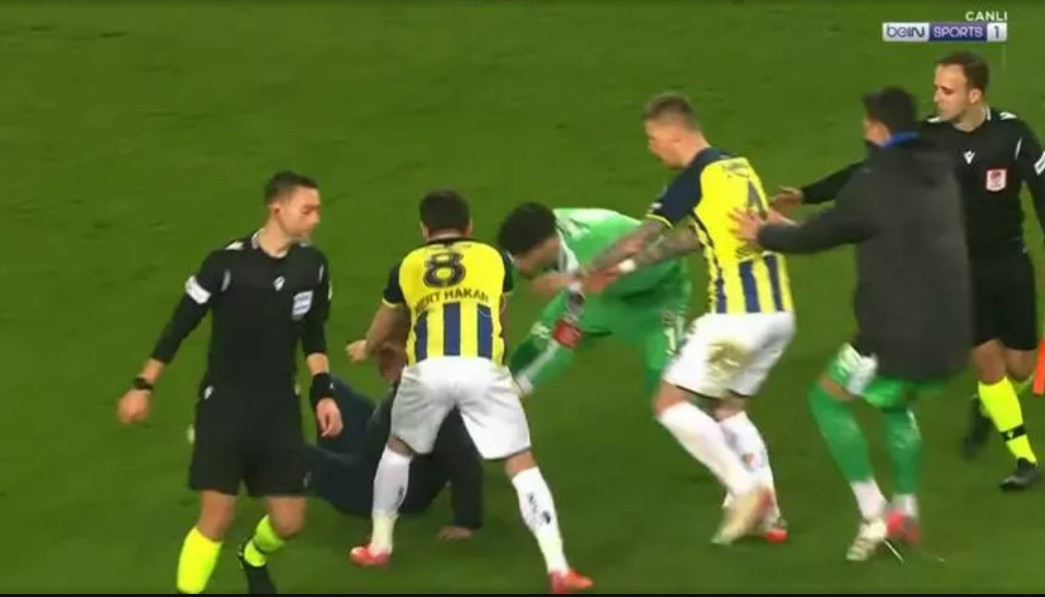 Sahaya giren taraftardan hakem Zorbay Küçük'ü Fenerbahçeli futbolcular korudu - Resim : 3