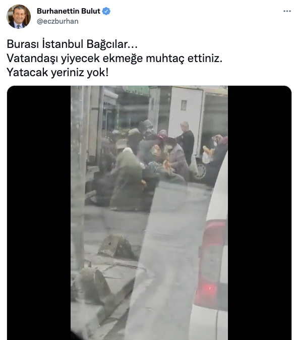 Sosyal medya bu görüntüleri konuşuyor: Bağcılar'da bedava ekmek izdihamı - Resim : 1