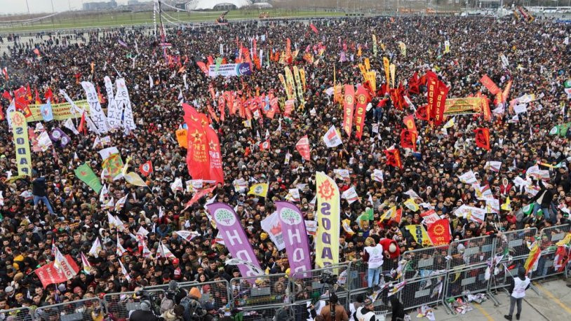 Binlerce kişi, Newroz alanlarına akın etti: 'Savaşa karşı barış ve kardeşlik'