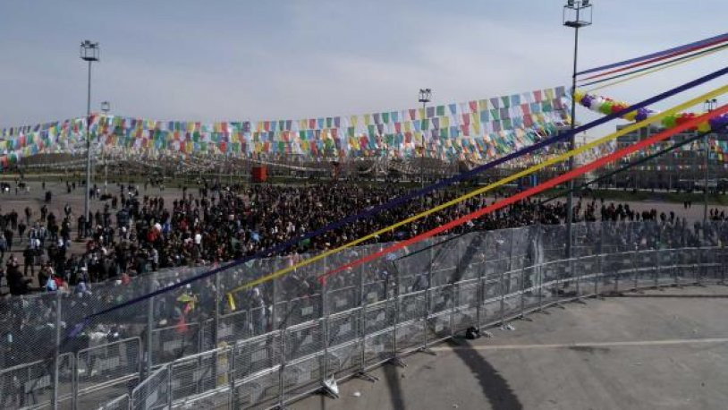 Diyarbakır'da Newroz kutlamaları: Binlerce kişi alana akın etti, çok sayıda kişi gözaltına alındı - Resim : 1