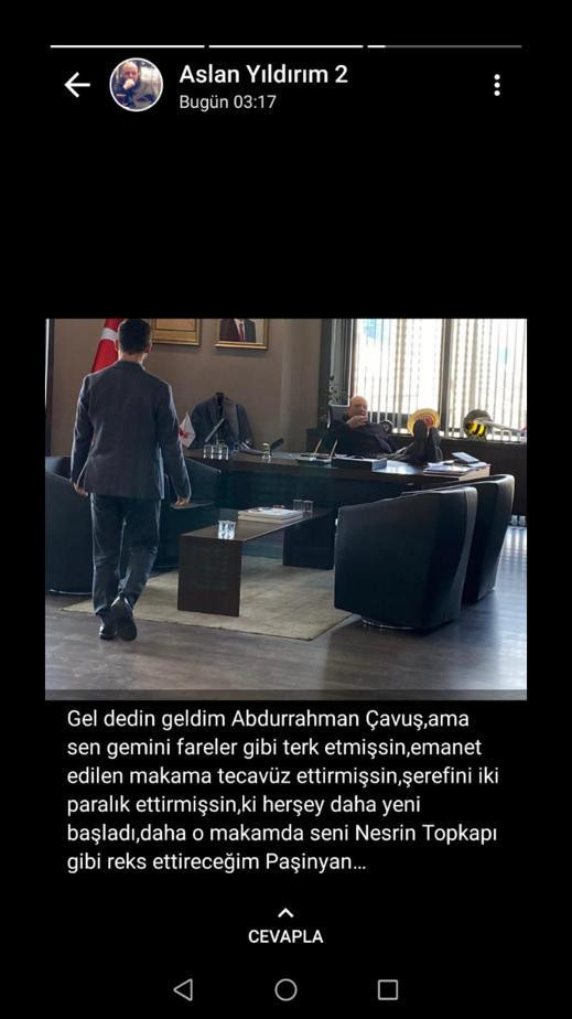 Ümraniye Belediye Başkan Yardımcısının odasını silahlı baskın! Ayağını masaya uzatarak fotoğraf çektirdi - Resim : 1