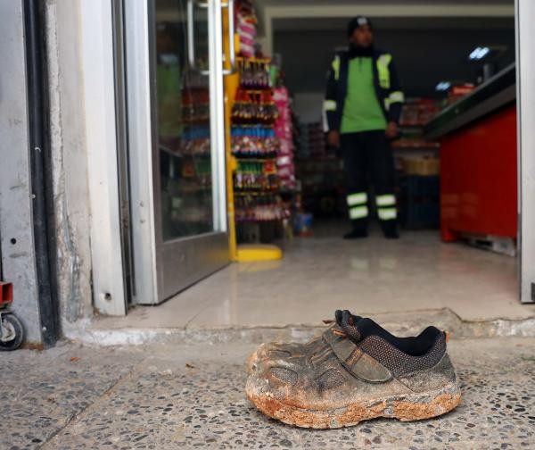 'Market kirlenmesin' diye çamurlu ayakkabılarını çıkarıp alışveriş yaptı: Belediye başkanı cumhuriyet altınıyla 'ödüllendirdi' - Resim : 1