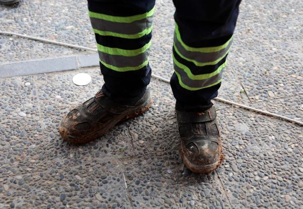 'Market kirlenmesin' diye çamurlu ayakkabılarını çıkarıp alışveriş yaptı: Belediye başkanı cumhuriyet altınıyla 'ödüllendirdi' - Resim : 2