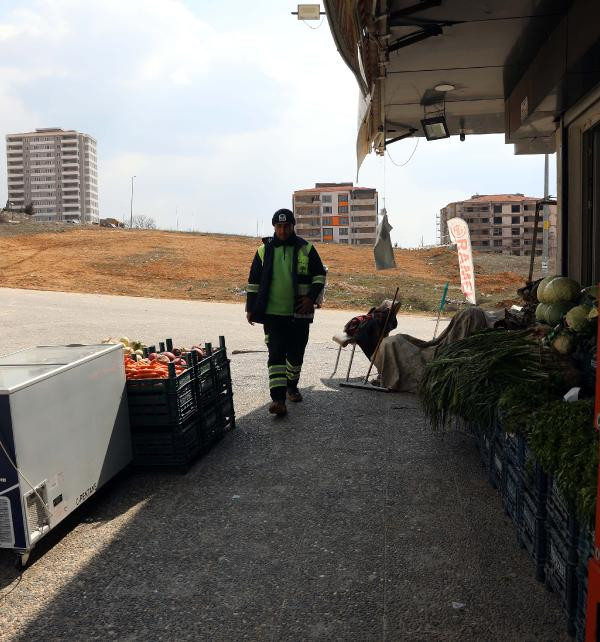 'Market kirlenmesin' diye çamurlu ayakkabılarını çıkarıp alışveriş yaptı: Belediye başkanı cumhuriyet altınıyla 'ödüllendirdi' - Resim : 4