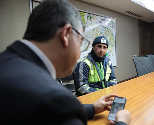 'Market kirlenmesin' diye çamurlu ayakkabılarını çıkarıp alışveriş yaptı: Belediye başkanı cumhuriyet altınıyla 'ödüllendirdi' - Resim : 3