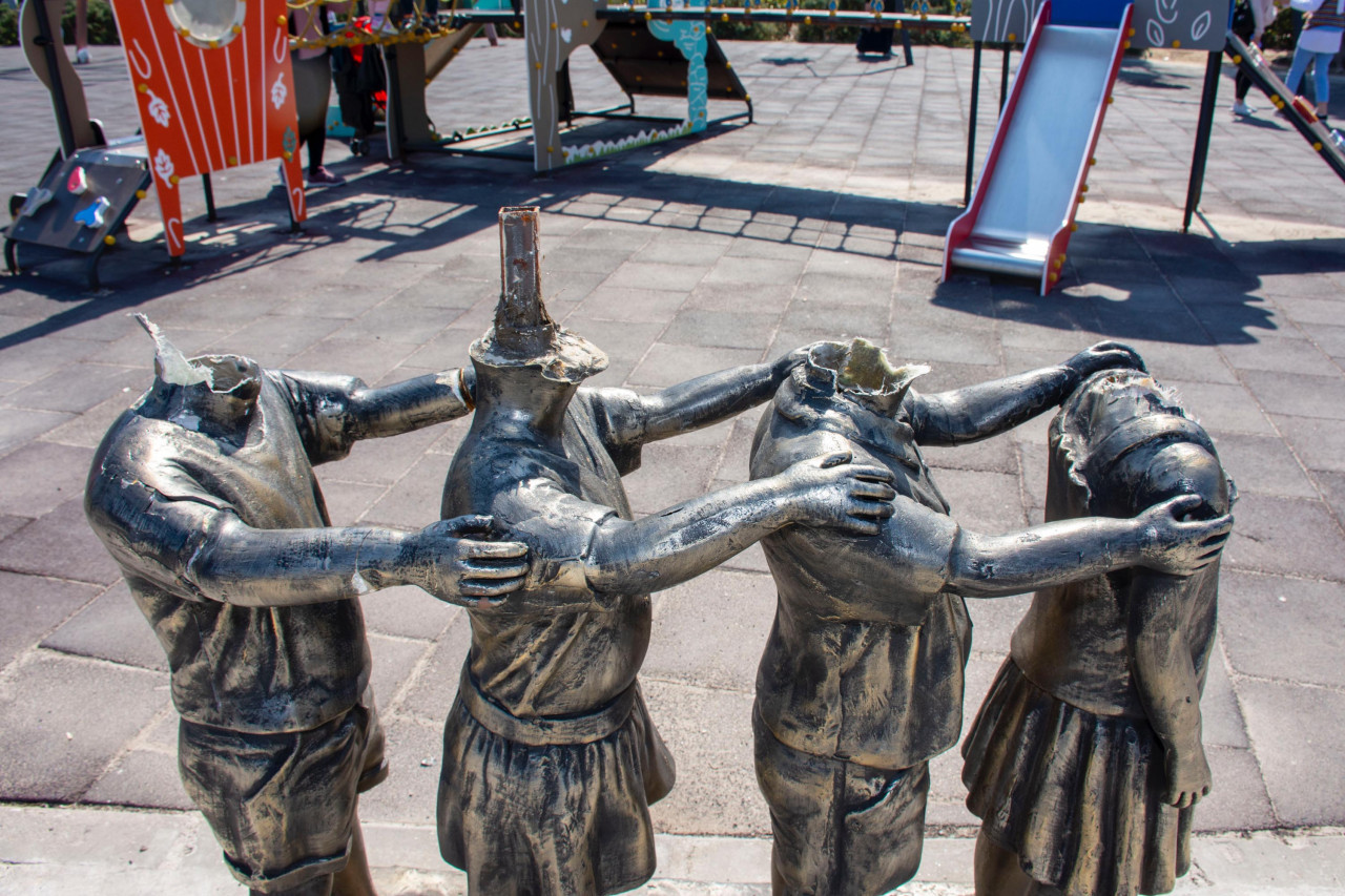 İzmir'de çocuk heykellerinin başını kırıp denize attı! - Resim : 1