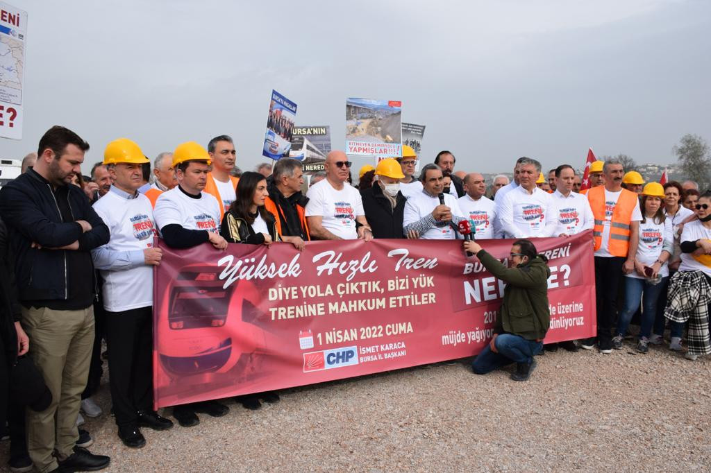 CHP, Bursa'da Yüksek Hızlı Tren'in 10 yıldır tamamlanmamasını 23 kilometrelik yürüyüşle protesto etti - Resim : 2