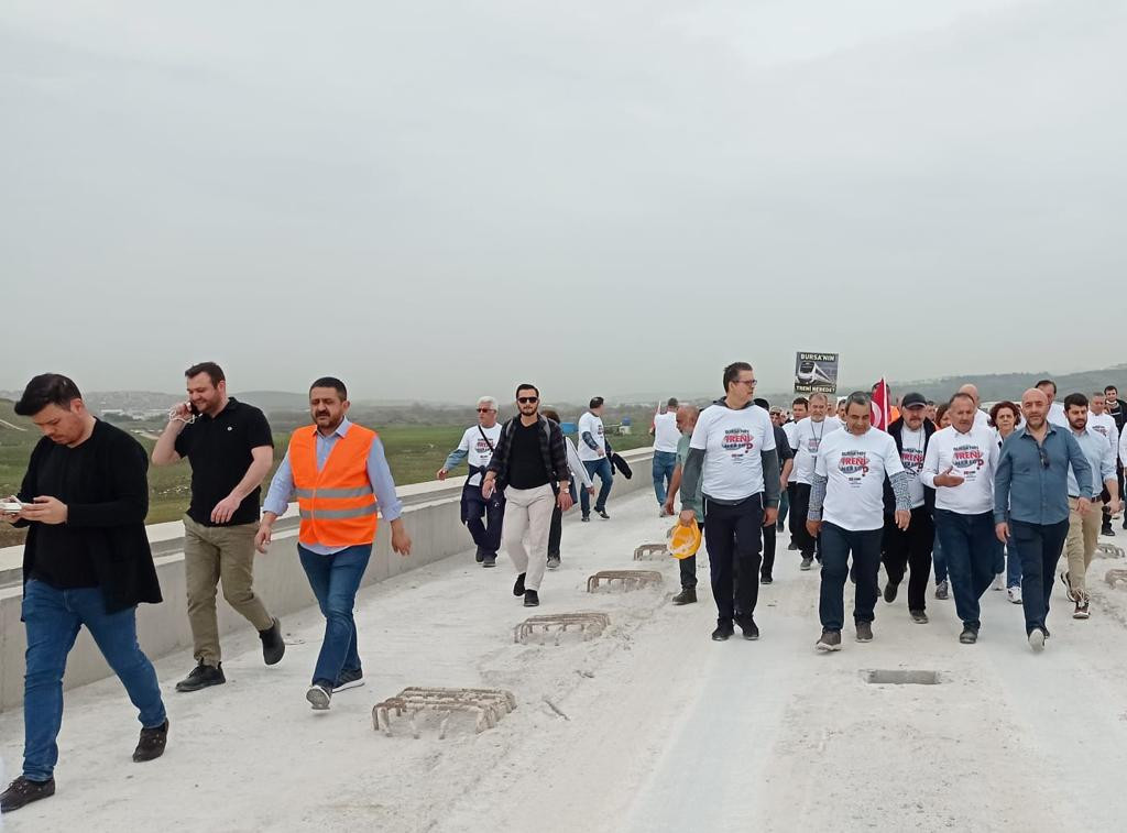 CHP, Bursa'da Yüksek Hızlı Tren'in 10 yıldır tamamlanmamasını 23 kilometrelik yürüyüşle protesto etti - Resim : 6