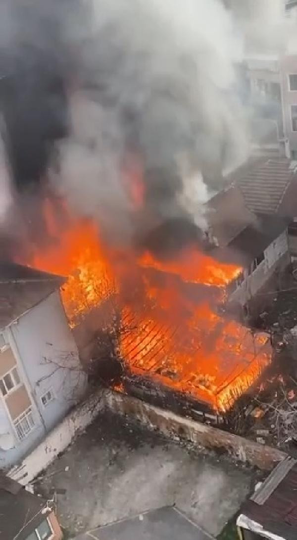 İstanbul Sarıyer’de yangın: 3 binaya sıçradı, itfaiye aracı alev aldı! - Resim : 1