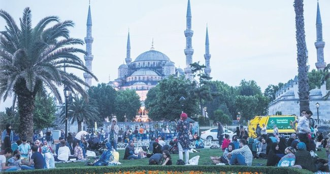 İşte İBB'ye yasaklanan Sultanahmet Meydanı'nda AKP'nin yaptığı etkinlikler - Resim : 1