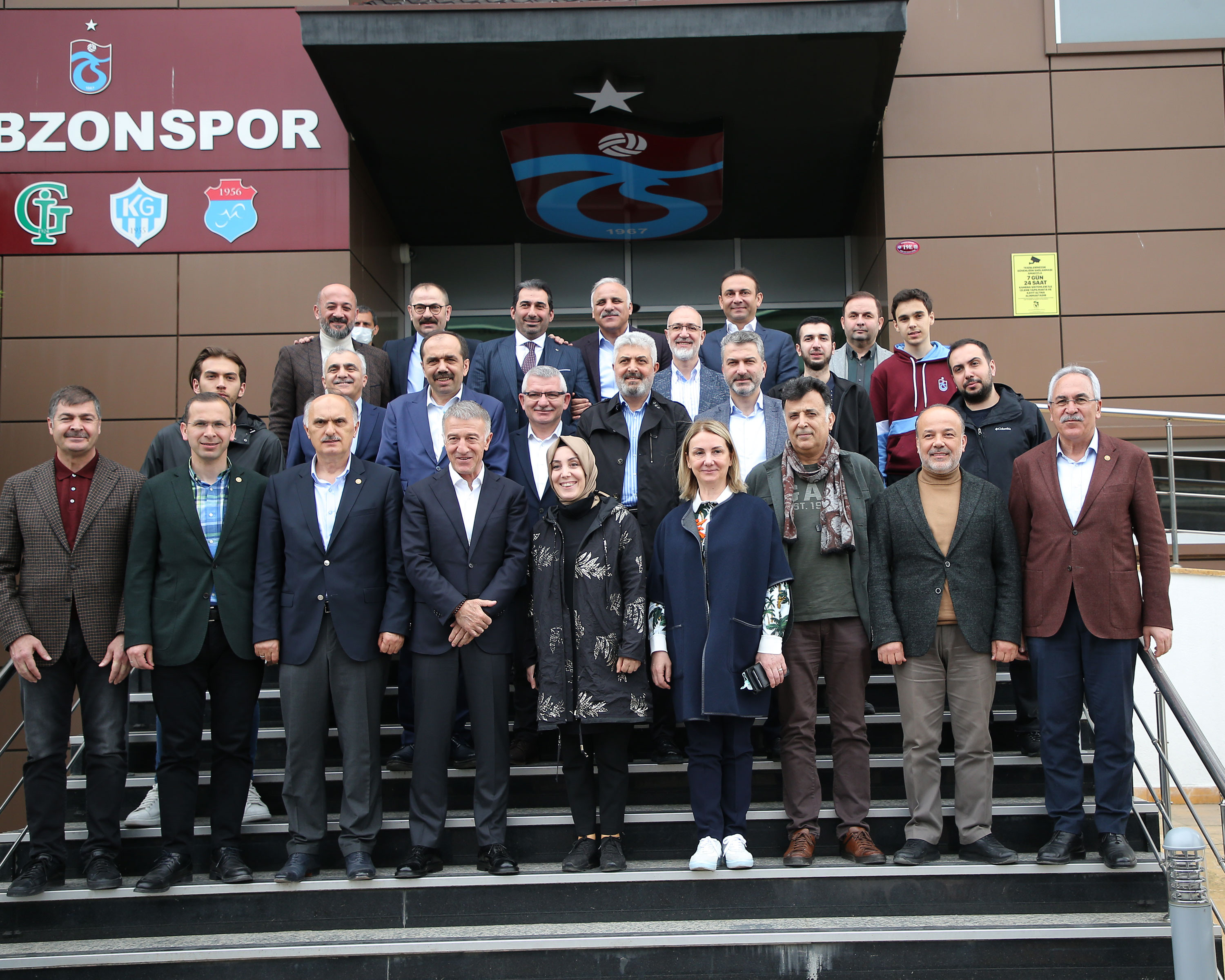 Derbiyi gölgeleyen fotoğraf: Trabzonspor - Beşiktaş maçından önce AKP'li vekillerden çıkarma - Resim : 1