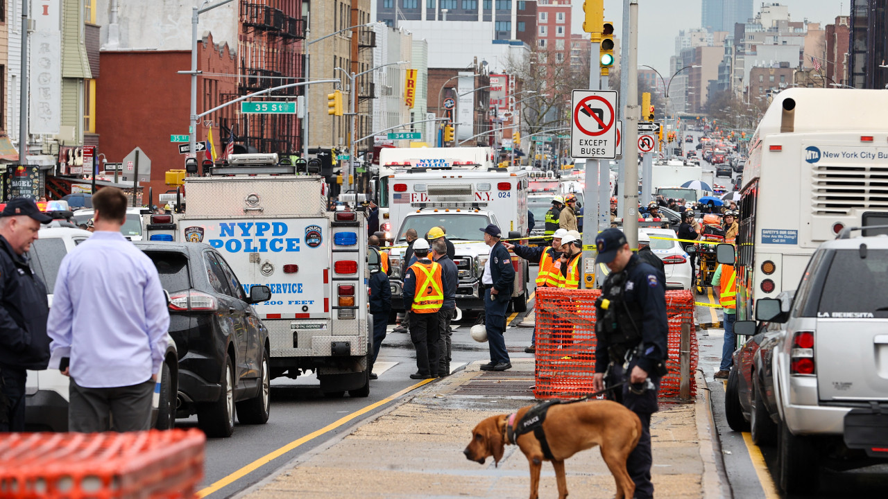 New York metrosunda silahlı saldırı: Çok sayıda yaralı var - Resim : 1