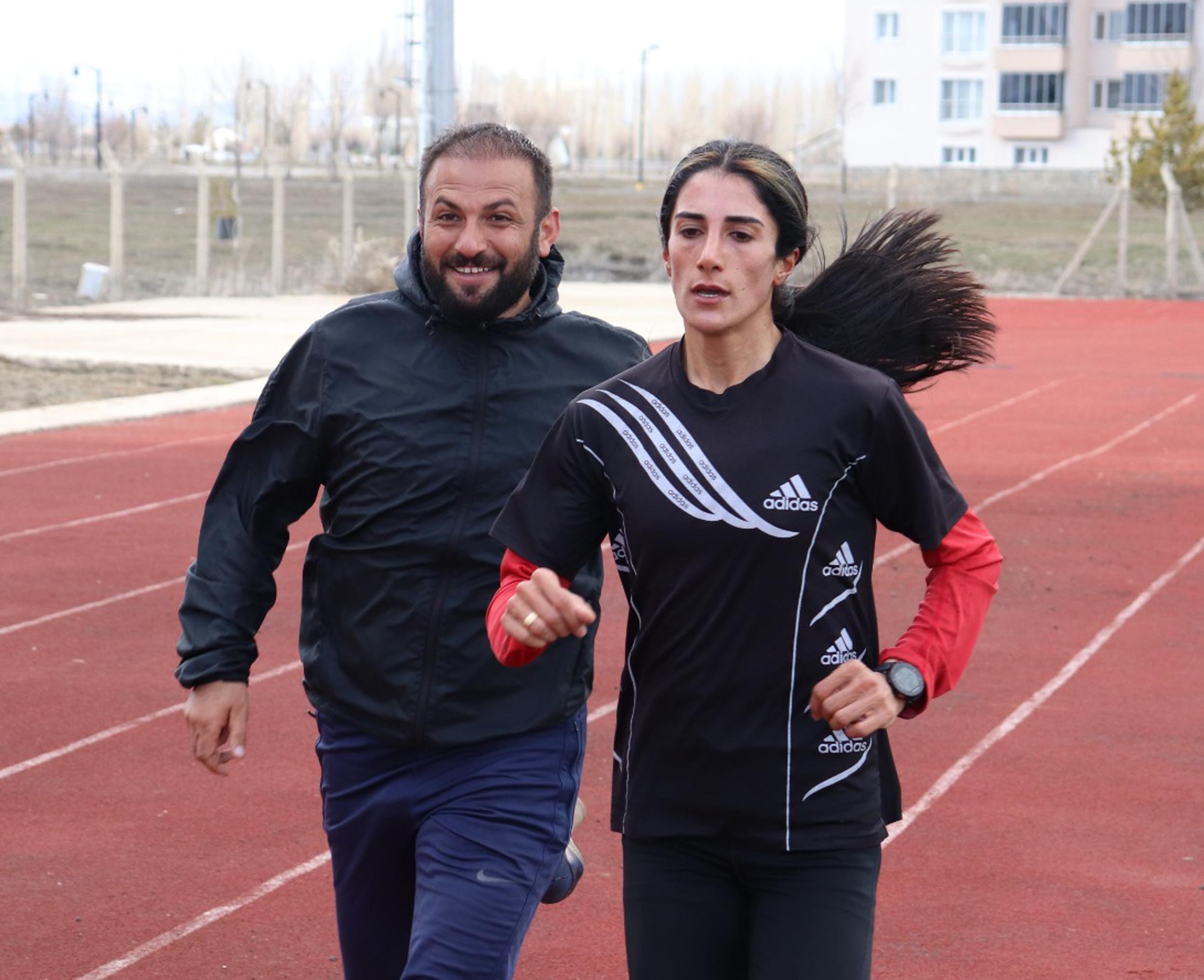 Öğretmeni 'ebeleme' oynarken keşfetti, dünya üçüncüsü oldu - Resim : 2