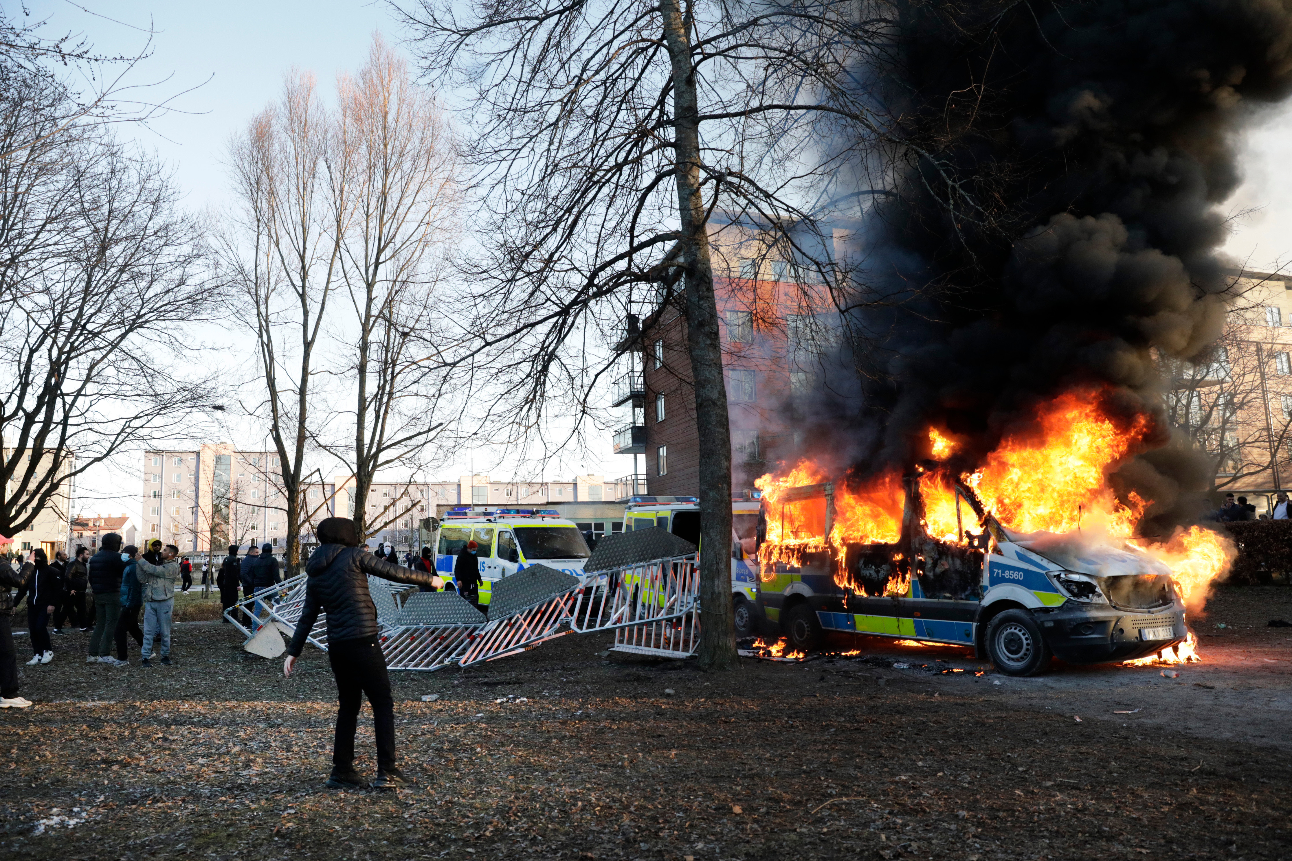 İsveç'te parti lideri meydanda Kuran yaktı, ülke karıştı! - Resim : 1