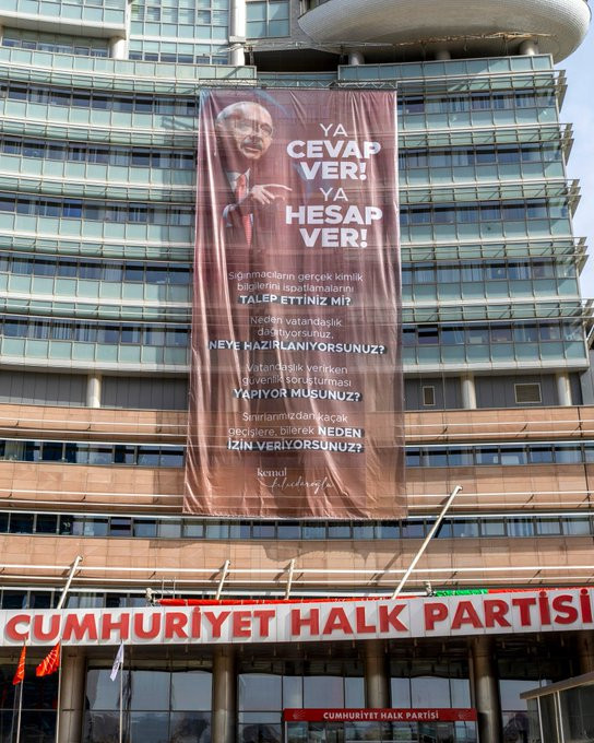 CHP Genel Merkezi'ne pankart asıldı: 'Ya cevap ver ya hesap ver' - Resim : 1