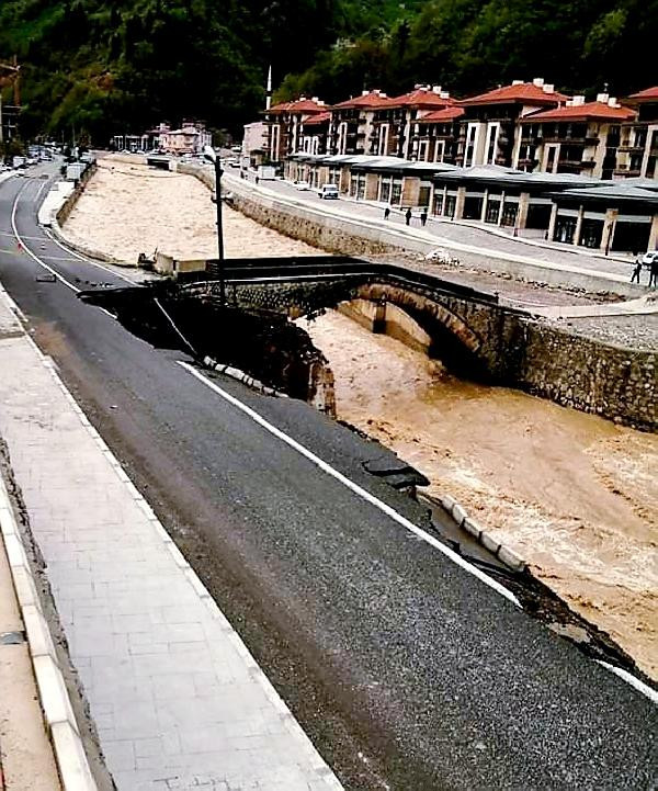 Giresun'un Dereli ilçesinde taşkın! Yol çöktü, köprüde hasar oluştu - Resim : 1