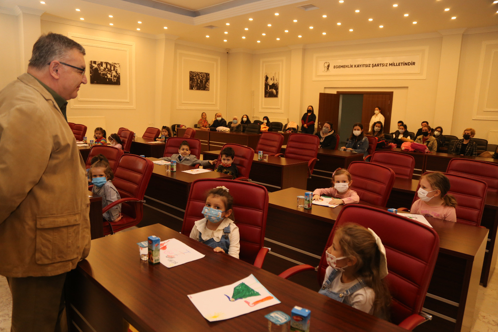 Minik öğrenciler Kırklareli Belediye Başkanı Kesimoğlu'nu ziyaret etti - Resim : 1