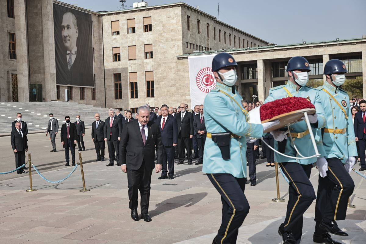 Devlet erkanı ve parti liderleri 23 Nisan'da Anıtkabir'de: Erdoğan yine katılmadı - Resim : 1