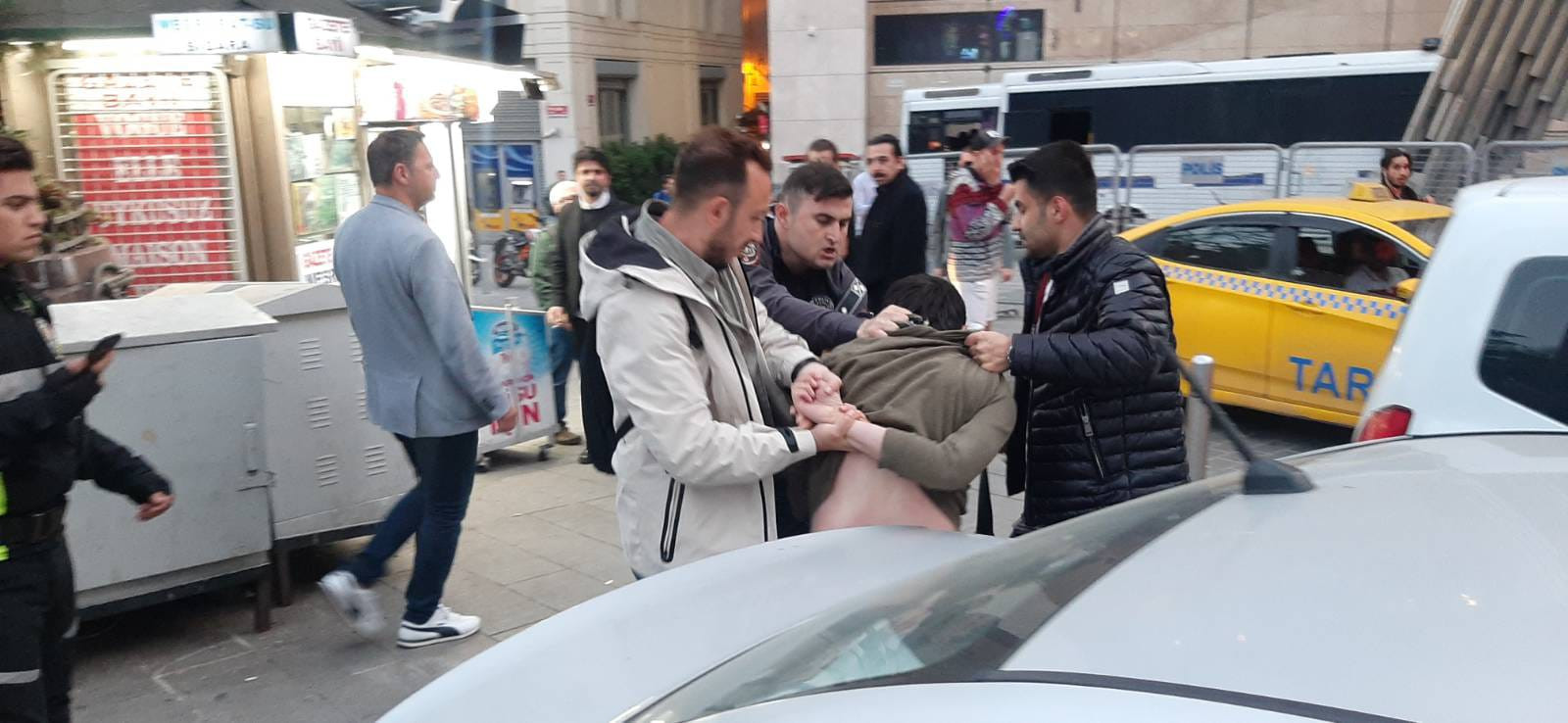 Binlerce yurttaş Gezi davası kararlarını protesto etmek için Taksim'deydi: 51 gözaltı var - Resim : 1