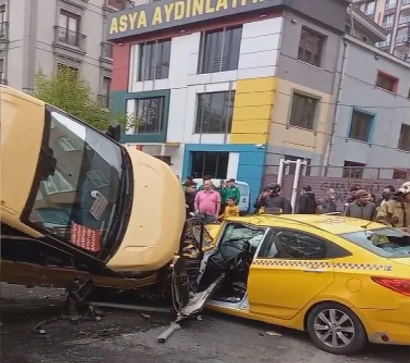 İstanbul'da feci kaza: Karşı şeride geçen minibüs taksiye çarptı - Resim : 1