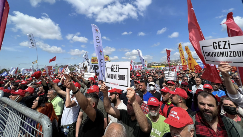Emekçiler İstanbul'da: Binlerce kişi, ekonomik krizin gölgesinde 1 Mayıs'ı kutluyor