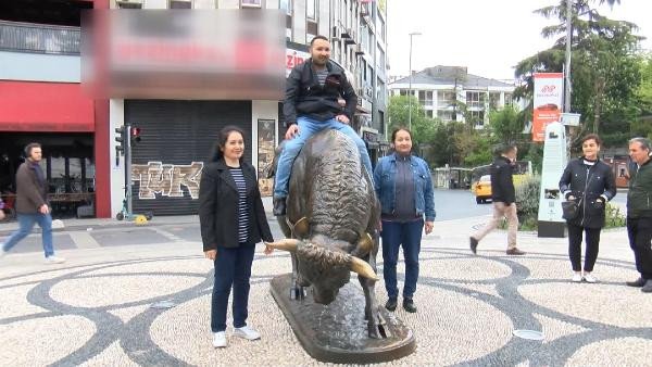 Restorasyonu tamamlanan boğa heykeli açıldı: Üstüne çıkıp 'duyarlı olun' dedi - Resim : 1