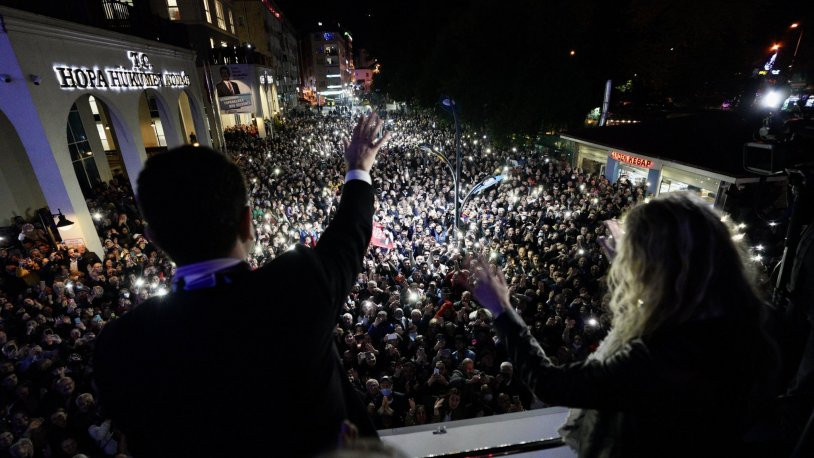 İmamoğlu'nun Karadeniz ziyareti: Coşkuyla karşılandı, vatandaşların ilgisi gece saatlerine kadar sürdü