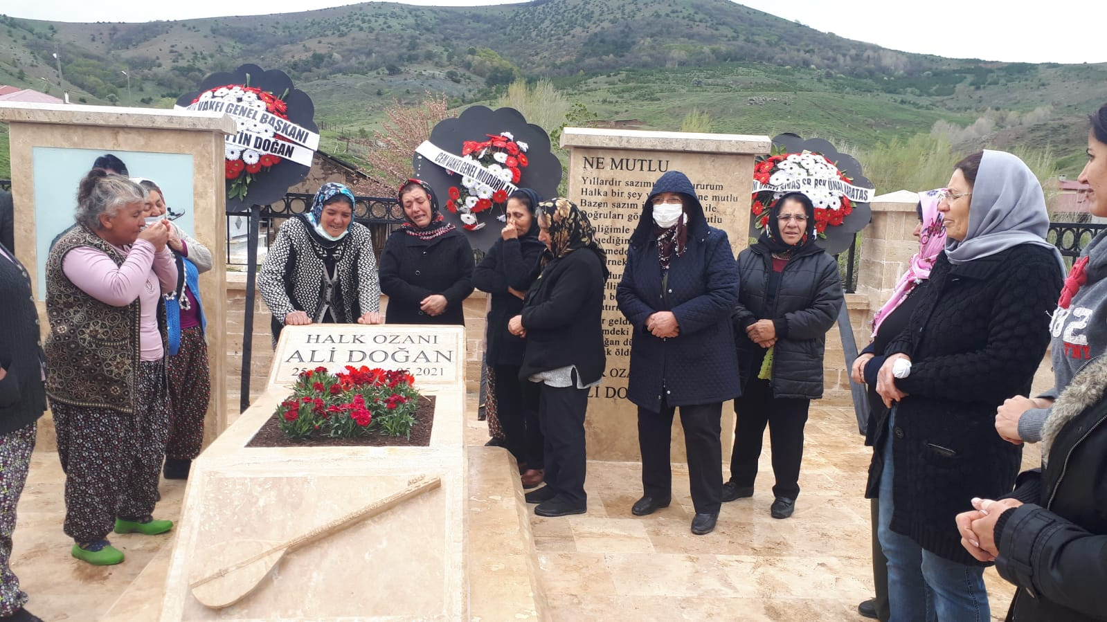 Halk Ozanı Ali Doğan mezarı başında anıldı - Resim : 2