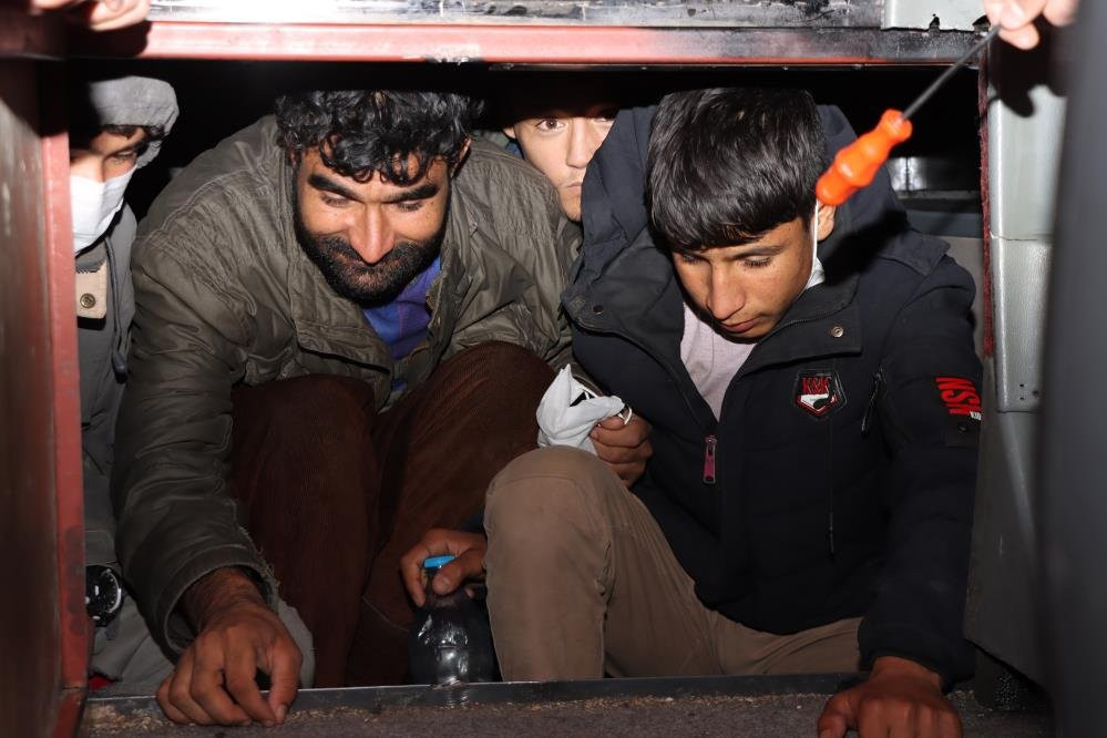 6,5 metrekarede, Afganistan uyruklu 47 düzensiz göçmen yakalandı - Resim : 1