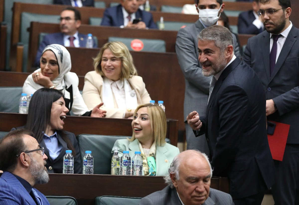 Nureddin Nebati'den Meclis'te 'Güldür Güldür' show - Resim : 1