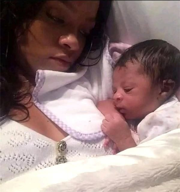 Rihanna anne oldu: Bebeğiyle ilk fotoğraf geldi - Resim : 1