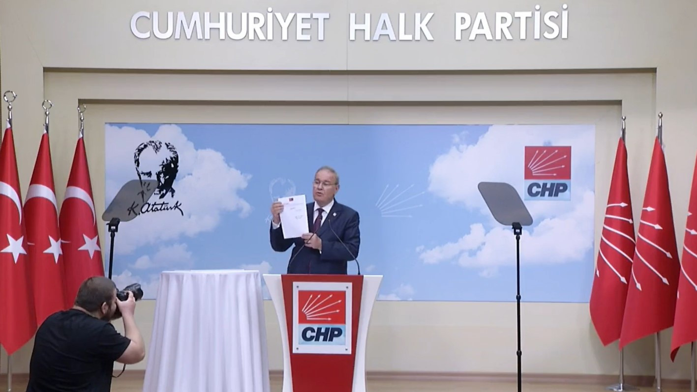 Öztrak, Erdoğan'a SADAT'ın kurucusu Tanrıverdi için attığı imzayı hatırlattı: Hem de ilk sıradan atamış! - Resim : 1