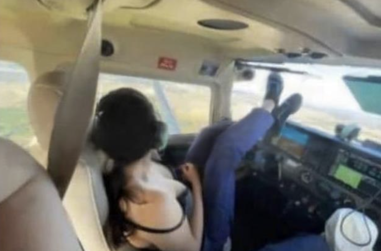 Metrelerce yüksekte uçağı otomatiğe alıp cinsel ilişkiye girdiler! - Resim : 1