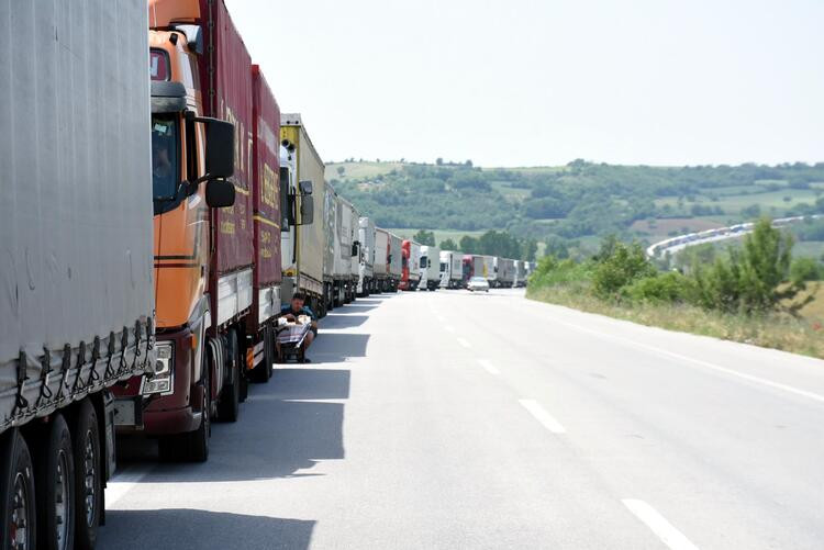 Hamzabeyli Sınır Kapısı'ndaki TIR kuyruğu 39 kilometreye ulaştı - Resim : 1