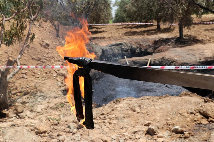 Zeytin bahçesinden çıkan siyah sıvı köylüleri heyecanlandırdı: 'İnşallah petroldür' - Resim : 1